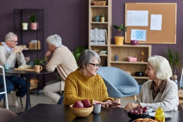 senior-communities-senior-women-socializing-retirement-community-3